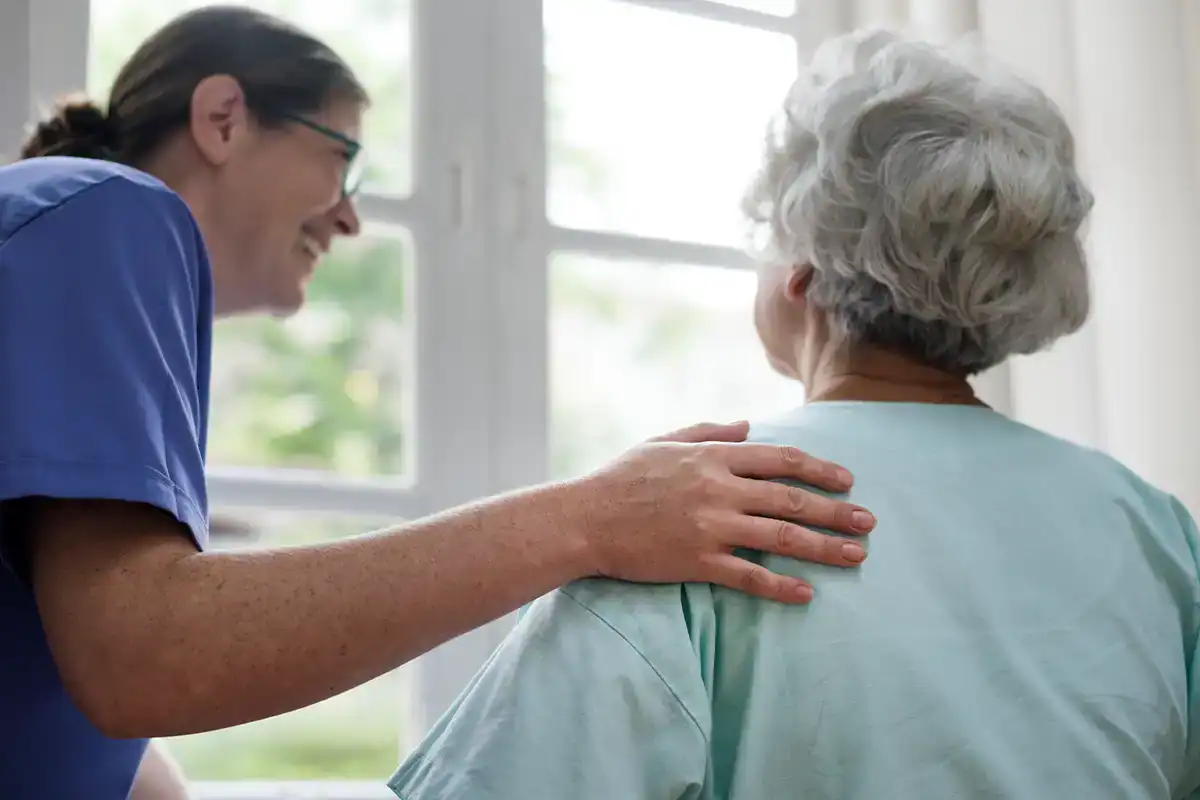 Enfermeira serve café ao seu assistido na melhor casa de repouso em São Paulo